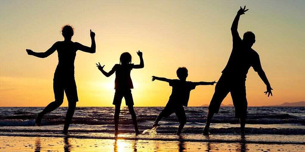 Ten tips for saving money on a family holiday